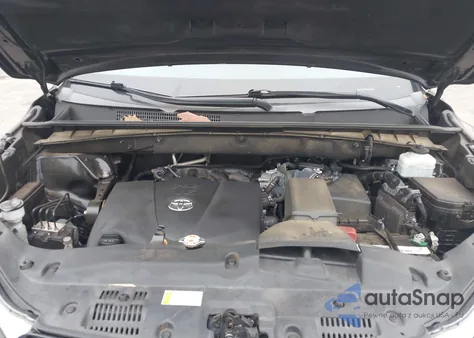 2019 Toyota Highlander Le Plus z USA, uszkodzony, nr VIN 5TDZZRFH8KS356078